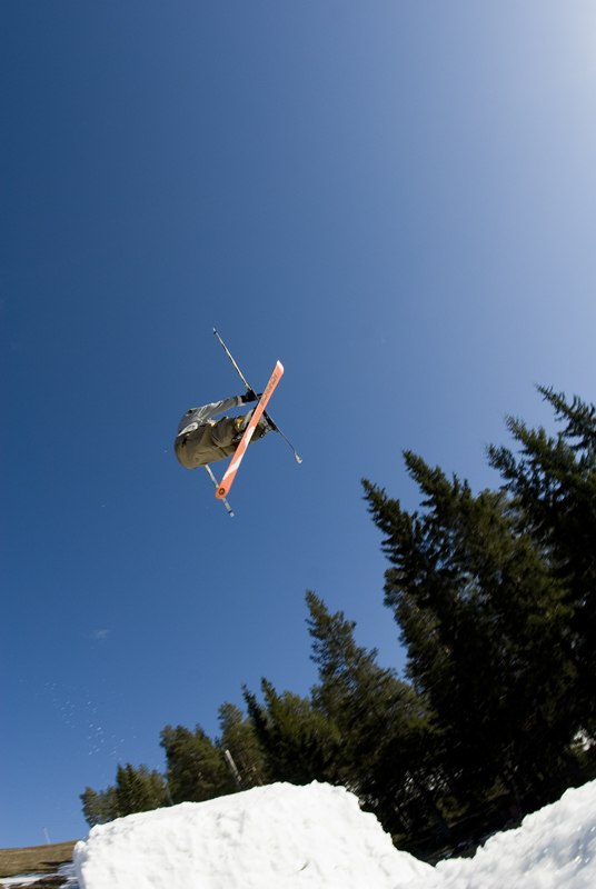 Vinnaren kör nån snurr med nospålägg. Foto: Simon Pontér. Åkare: Sante.