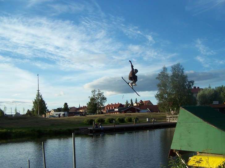 Snurrar runt och runt , samtidigt som jag vinkar �. Foto: Tomas Persson. Åkare: Oskar Bergsman.