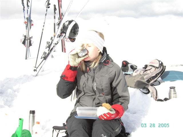 Emma utför dagens viktigaste, fikat på toppen.. Foto: Amelie Sjöholm. Åkare: Emma Johansson.