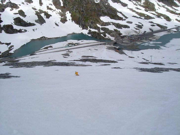 På väg ner mot parkeringen. Foto: Rasmus Andersson. Åkare: Pontus Gille.