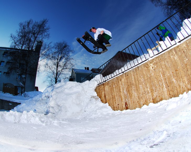 Tailwhip över railen. Foto: Erik Åhman. Åkare: Johan Nordberg.