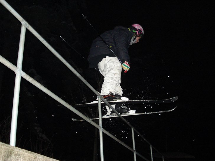 8 meter downrail vid hjälmstaskolan i Vallentuna. Foto: Albin AHJ Hjertström. Åkare: Jesper Wahlgren.