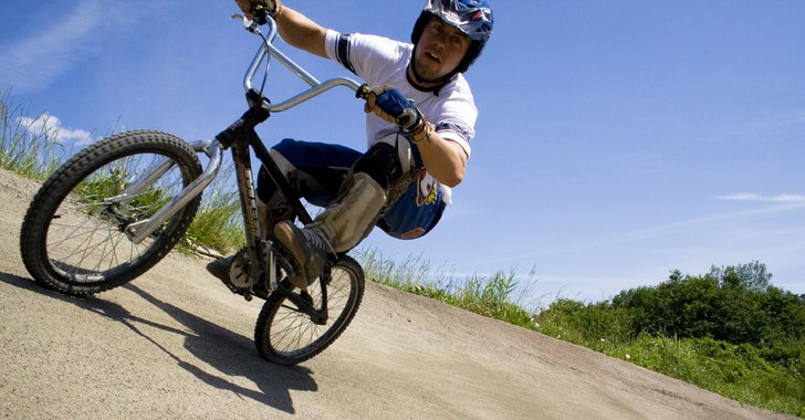 Viktor på Kungsbackas BMX bana.. Foto: Adrian Helly-Hansen. Åkare: Viktor Roos.