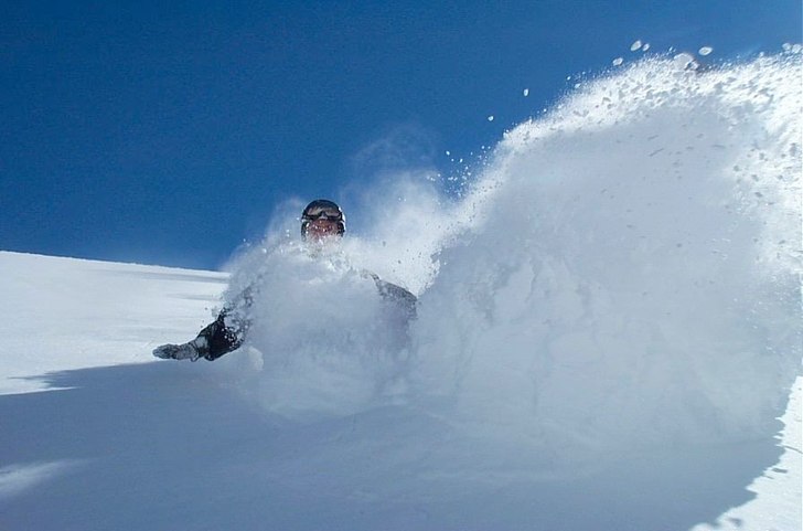 Alpinbräda + puder = kärlek. Foto: Johnny Edsholt. Åkare: Teodor Malmborg.