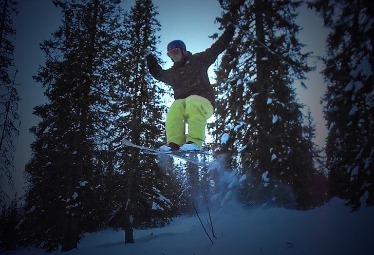Aron flyger ut från en transportsträcka in i Sti. Foto: Hampus Ledskog. Åkare: Aron Jansson.