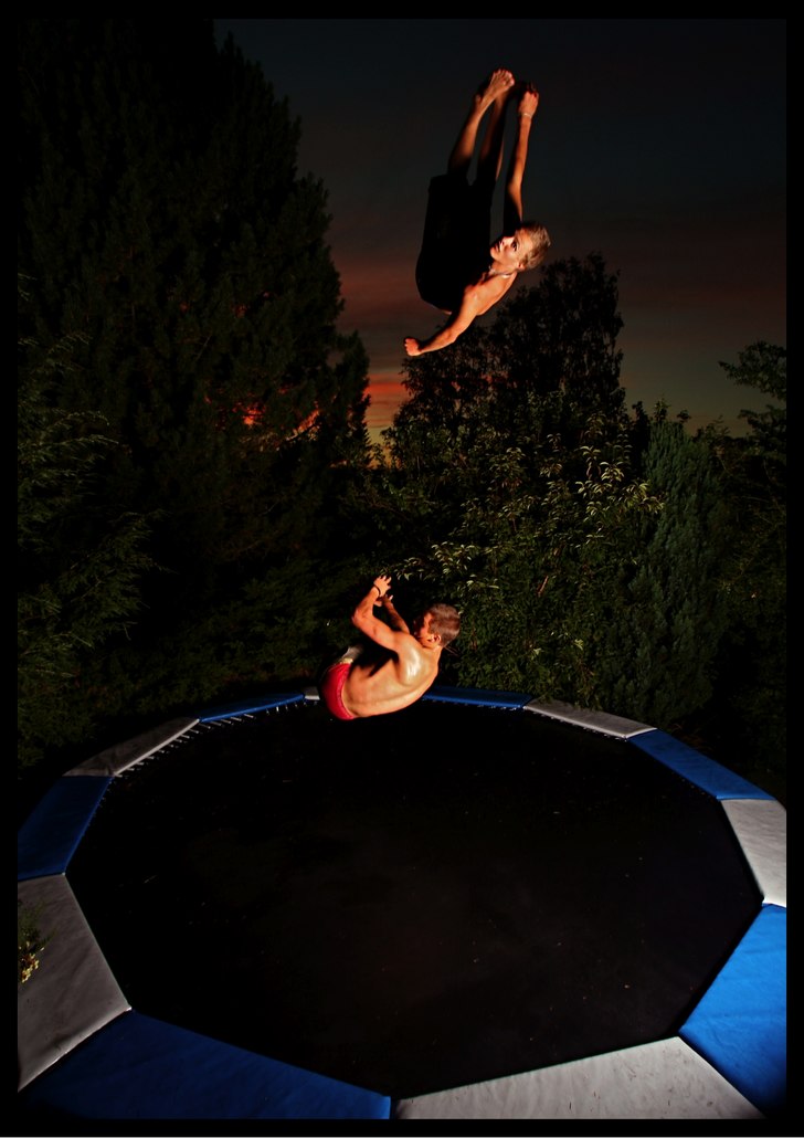 backflip över en mistyflip . Foto: Erik Carlsén. Åkare: Oskar Pedersen & Andreas Nordin.