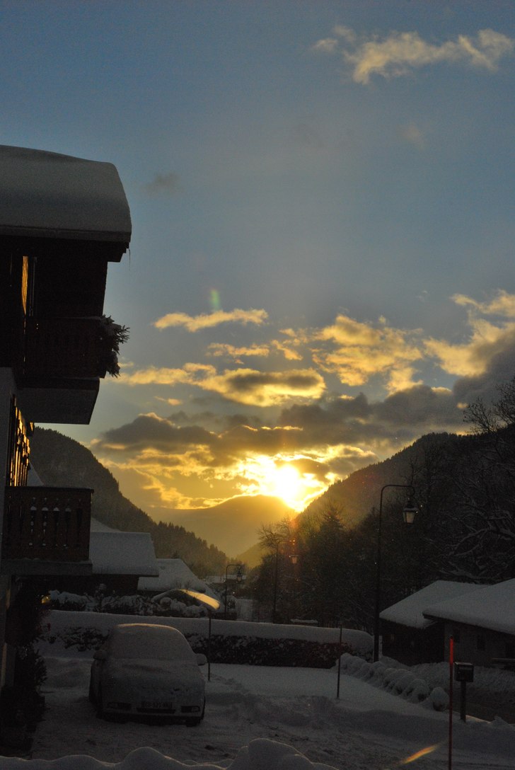 Solnedgång över terassen.