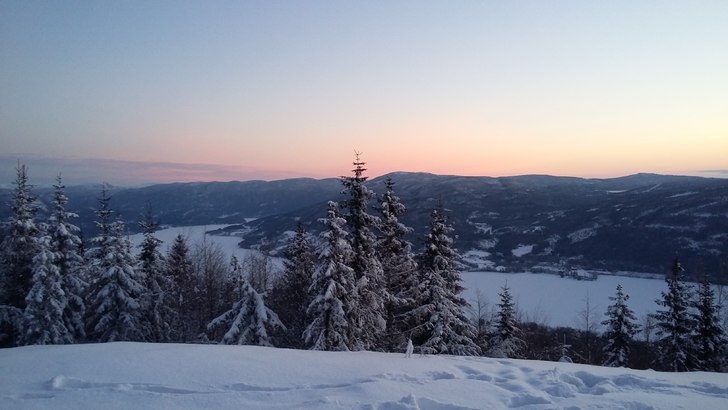Blå himmel og sol!
Blå himmel og sol på fjellet.