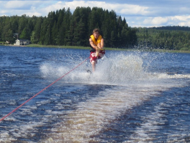 Jag åker På en skida å håller i linan me andra. Foto: Jesper Westlin. Åkare: Viktor Frisk.