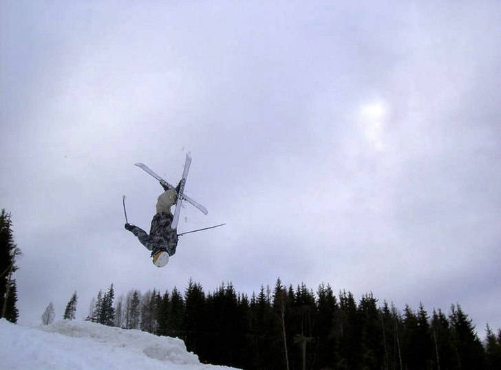 Backflip med iron cross. Foto: Alexander Hjälmeby. Åkare: Sebastian Hjälmeby.