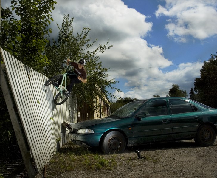 Jens wallridar en gammal bil. 
En kul bild från . Foto: Mats Kahlström. Åkare: Jens Kahlström.