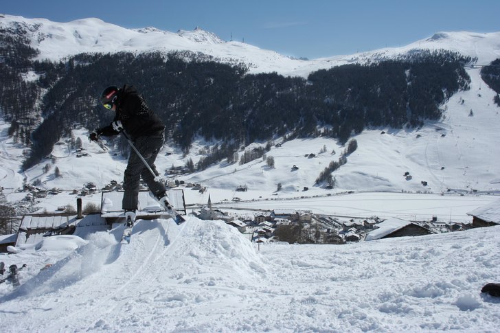 en 360 i Livigno på ett eget ihopbyggt hopp.

j. Foto: Lucas. Åkare: Victor (jag).