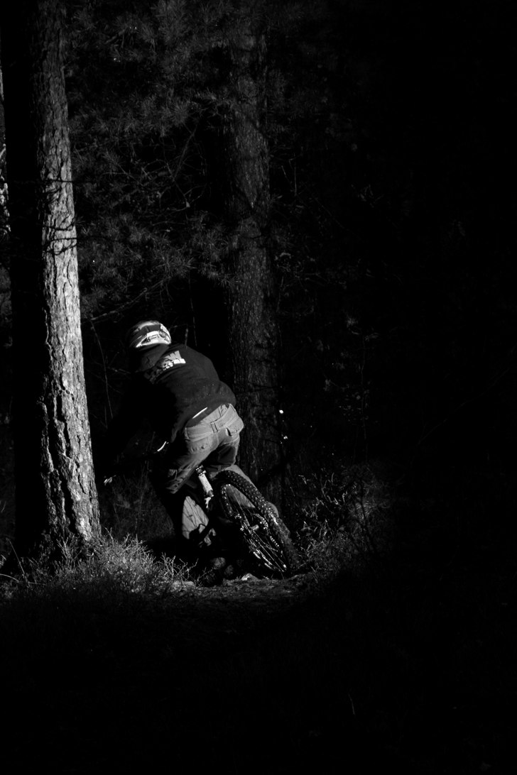 Jocke shreddar vårt lokala trail.. Foto: Simon Berggren. Åkare: Joakim Hedlund.