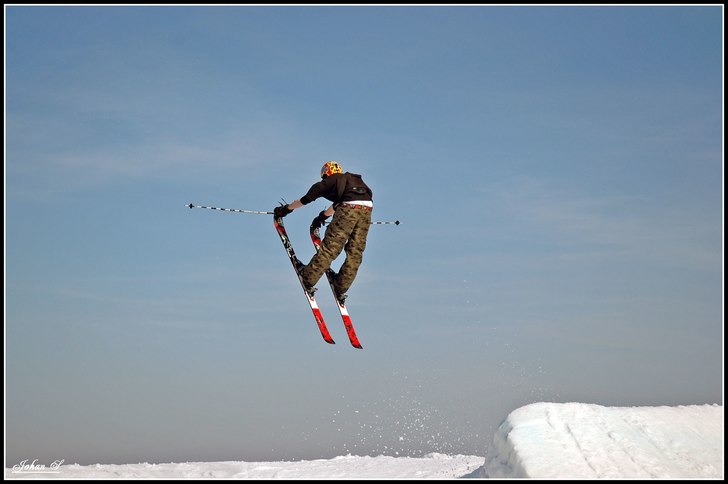 Dubbel handpåläggning på skidornas nosar . Foto: Johan Sjöstrand. Åkare: Tobias Jackson.