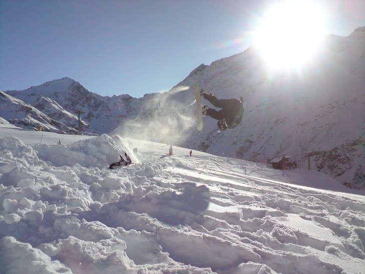 träna frontflips på egen liten kicker utanför p. Foto: Michell Langerhorst. Åkare: Harri Malinen.