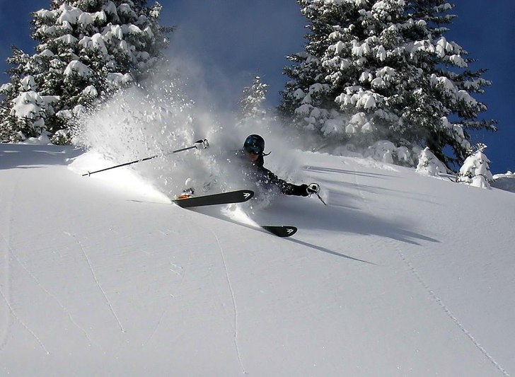 Bättre med mycket snö än lite snö. Foto: Martin Ottosson. Åkare: Simon Nyström.