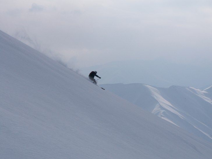 3 timmars hike från Schemshack är bergen stora... Foto: Linus Hagberg. Åkare: Gustav Kågesten.