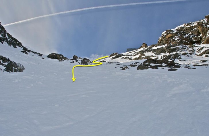 Ingången i branten sedd nerifrån. . Foto: Powder Department Stubaier Gletscher.