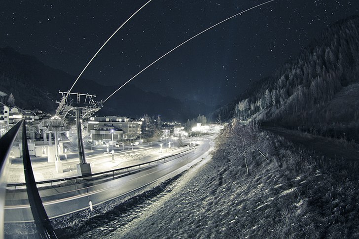 Snörapport från Österrike:/ Grönt i natten.. Foto: Marcus Rönne. Åkare: http://www.marcusronne.com.