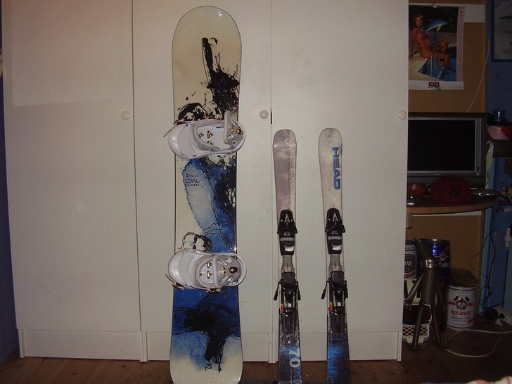 min snowboard och brors skidor. Foto: jag.