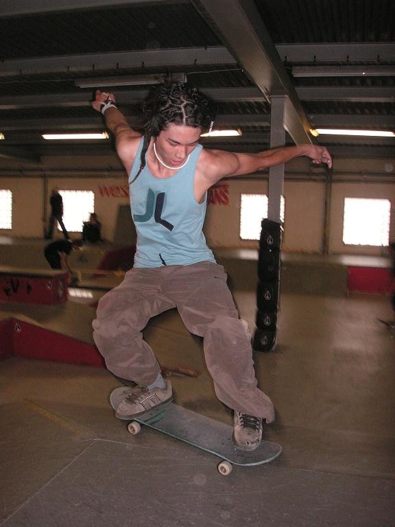 johan drar ett snyggt trick i brädcentralen.
fot. Foto: eleonor hjärtmyr. Åkare: johan lundberg.