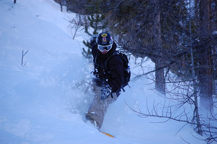 En fin sväng i Augilette-skogen. Foto: Jonas Andersson. Åkare: Daniel Kalin.