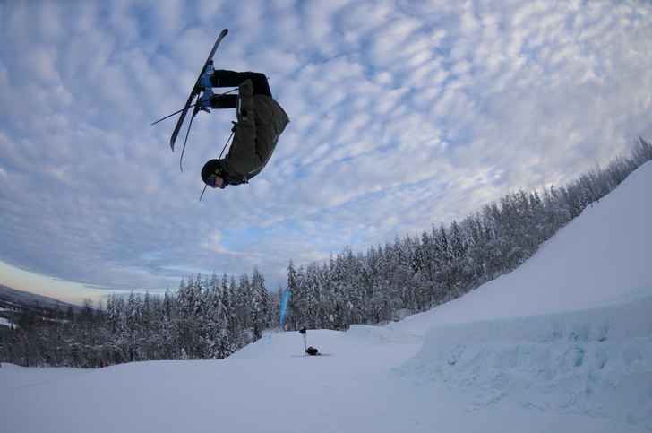 backflip. Foto: Carros kompis Andens kompis. Åkare: Petter Hedström.