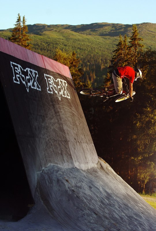 Robin droppar ut stilrent från wallriden i Åre B. Foto: Mattias Fredriksson. Åkare: Robin Wallner.