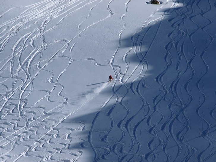 Bagge som bränner genom kortsvängarnas paradis. Foto: Emil Persson. Åkare: Okänd.