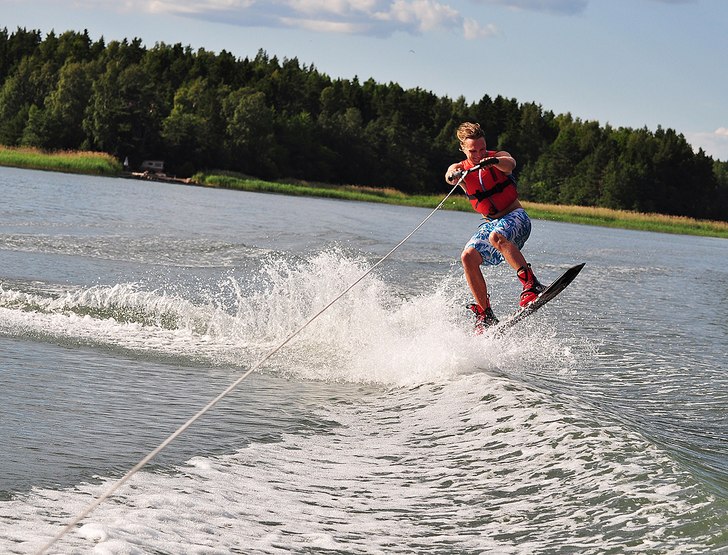 Denna åkare är ganska ny på wakeboard och såle. Foto: Daniel Skilberg.
