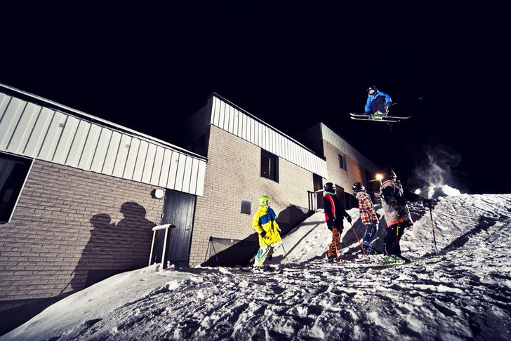 Gustav laddar högt över lite kids... 

besök . Foto: jonathan birkemyr. Åkare: Gustav Gradin.