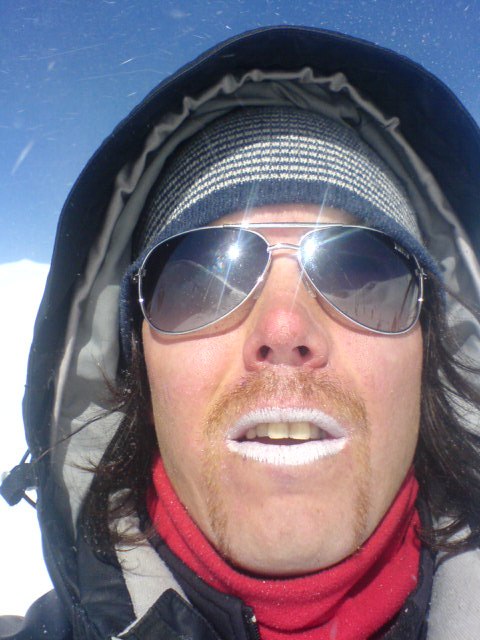 Äntligen på toppen! Vilken känsla! Stenad i Dan. Foto: Sherpa szeng hui. Åkare: David Kantermo.