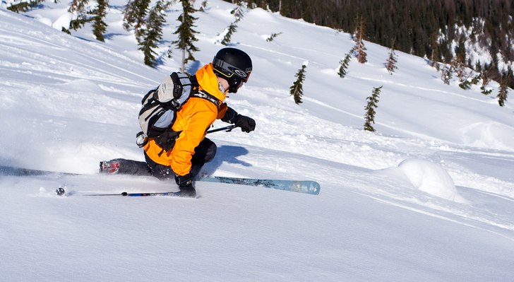 Inte mycket snö i Fernie, men det går att sväng. Foto: Anton. Åkare: Jonas.