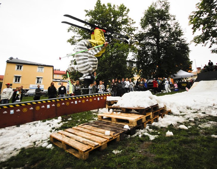 En backflip på moyos summer railjam i Ö-vik. Foto: Anders Bergström. Åkare: Jesper westman.