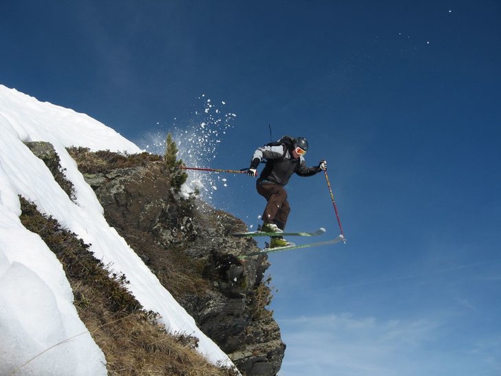 Klippa med strulig inrun på grund av  lite snö.. Foto: Sara Torkelson. Åkare: Joacim Torkelson.