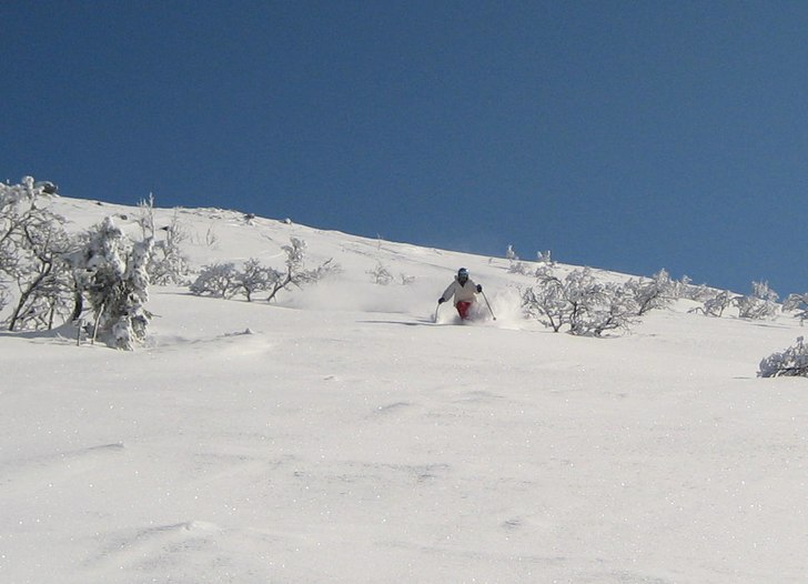 tillsynes orörd djup pudersnö en vacker aprildag. Foto: Olle wadsten. Åkare: johan wadsten af wadstena.