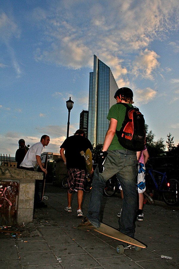 Jeg med rutete shorts, longboard cruise downtown O. Foto: Someone. Åkare: Jag + +.