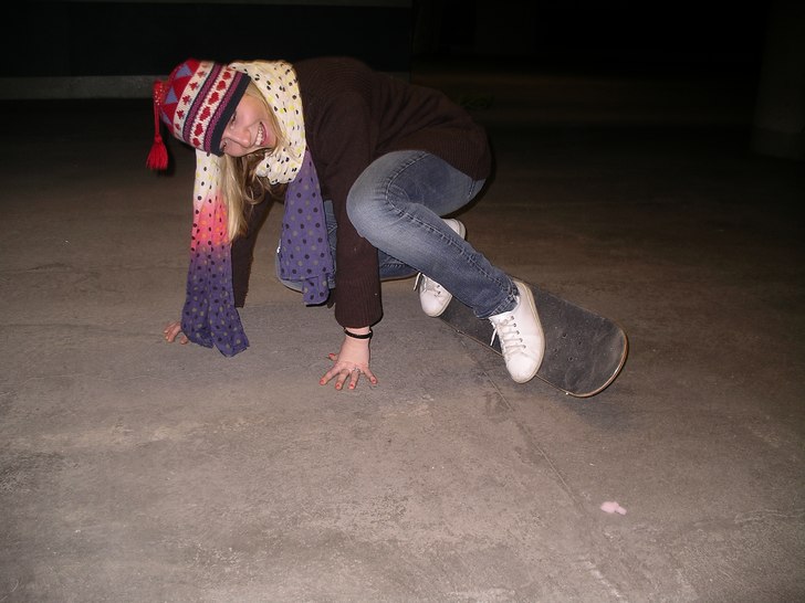 Första gången på en skateboard, sjukt lätt har. Foto: Linda Hellsen. Åkare: Agata.