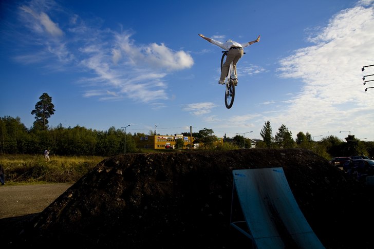 ...efter att Finalerna i Fadderbyn Big Air Night b. Foto: Benjamin Johansson. Åkare: Anton Mathisson.