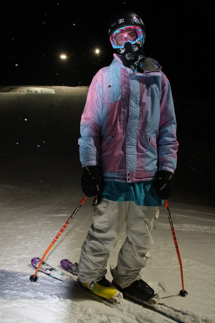 Skönt ljus under kvällsåket, helt utan blixt.. Foto: David Strand. Åkare: Simon Fetscher.
