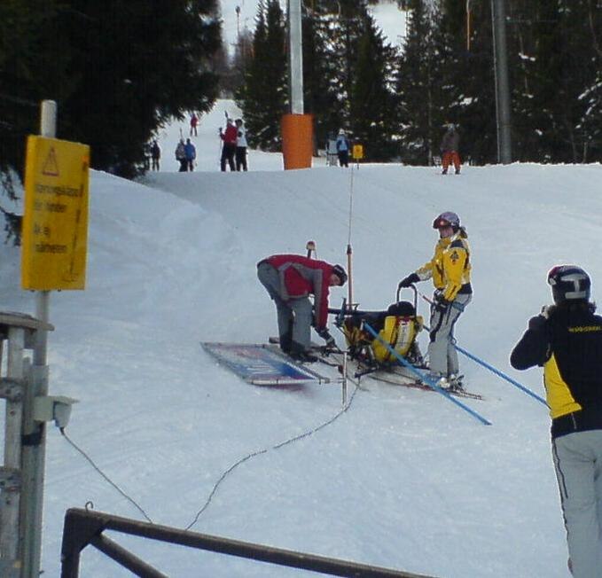 Jag lyckades få med mig ett staket, en reklam sky. Foto: Jesper Jonsson. Åkare: Emma.
