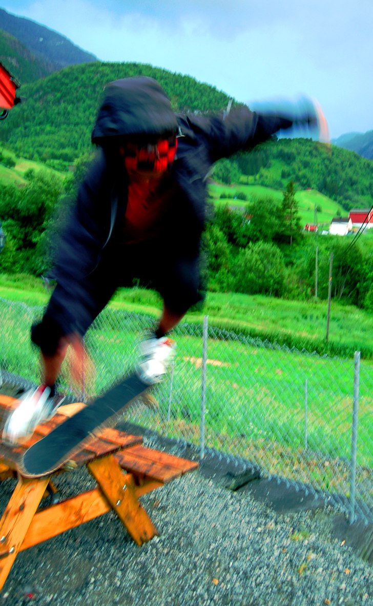 Benjamin och Aron hade en skatesession utanför hu. Foto: Valter Olsson. Åkare: Benjamin från Norge.