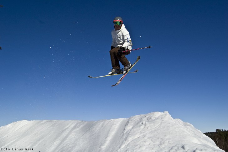 En solig dag i backen. Foto: Linus Rask. Åkare: Danne.