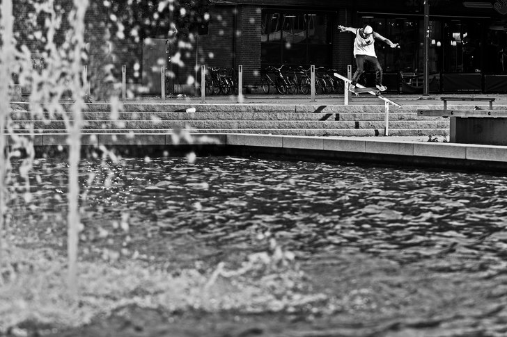 En sån där boardslide på ett sånt där "h. Foto: Jonathan Birkemyr. Åkare: Robin Carlson.