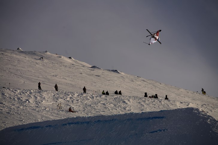...Tagen i det liknande JOI hoppet under JOSS frå. Foto: Benjamin Johansson. Åkare: Henrik Harlaut.