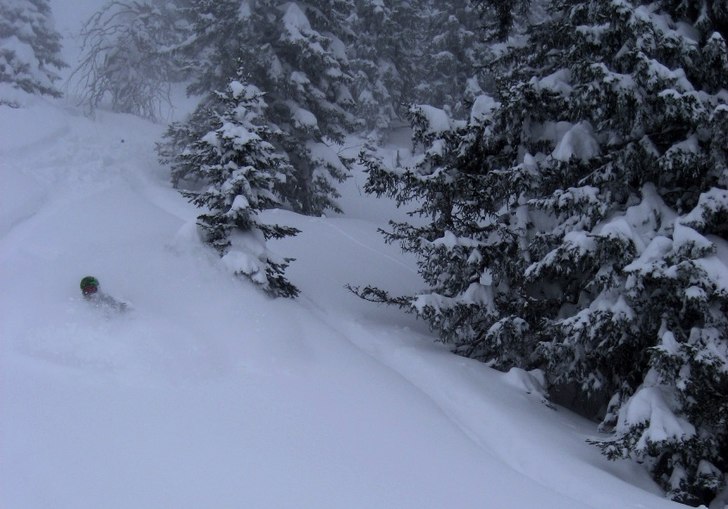 Svänger i snorkelsnö. Foto: Theo Birkner. Åkare: Johan Augustsson.