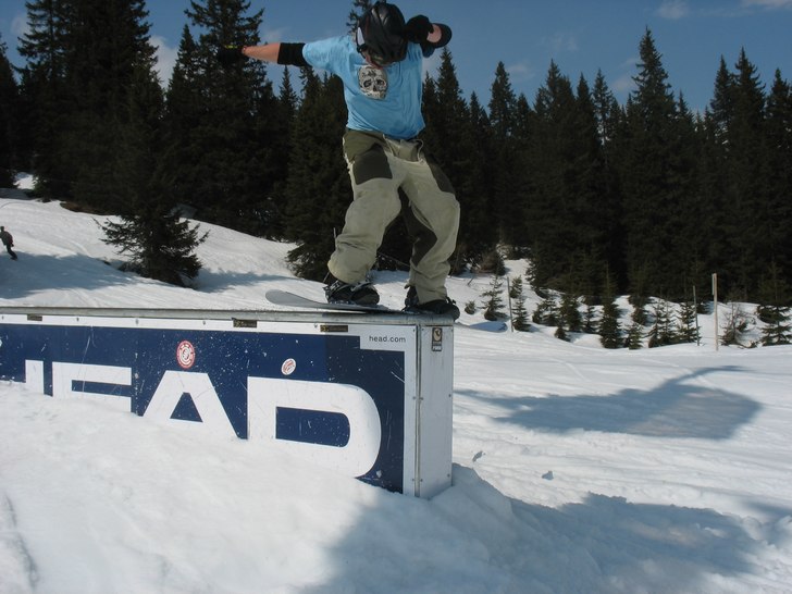 FS Boardslide på headrailet i Lech.. Foto: Andreas Rellfelt. Åkare: Kristian Sundgren.