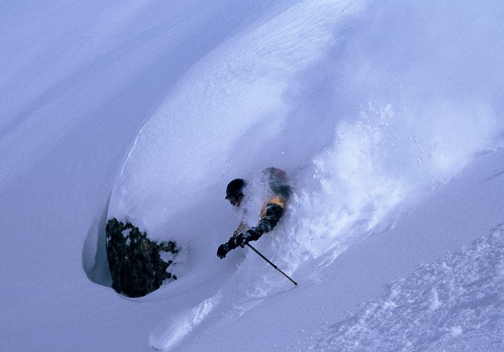 Håkan käkar snö på kanske förra årets fluffi. Foto: Lars Hansson. Åkare: Håkan Hyllengren.