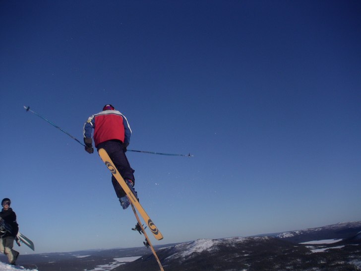 Jobbigt läge, kolla skidan, avskutedes med bruten. Foto: Jim gäfvert. Åkare: Martin holmström.