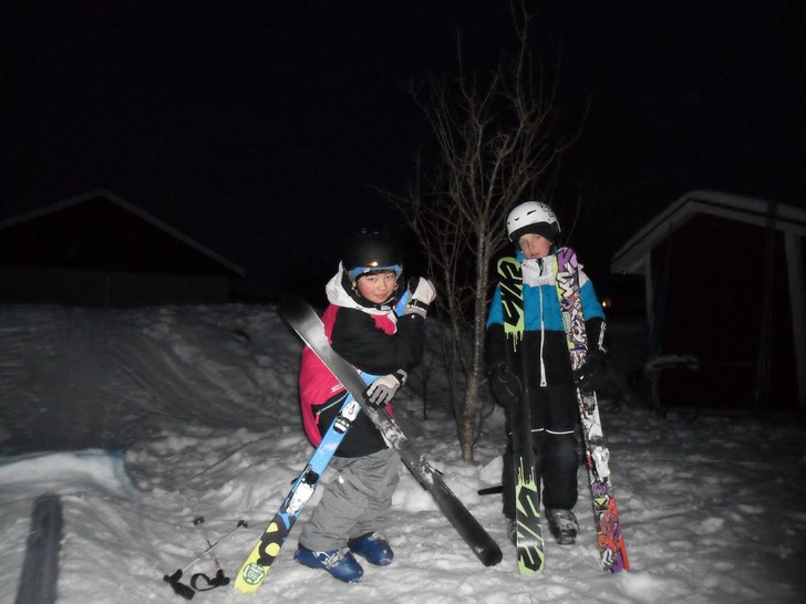 Kul med skidor! jibb love me!. Foto: Jesper Pettersson. Åkare: Emil Soogna, William Sterner.